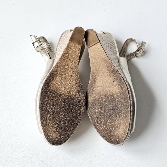 Lilly Pulitzer Gigi Gold Metallic Peep Toe Wedge Sandals Slingback Size 6 - Picture 13 of 16